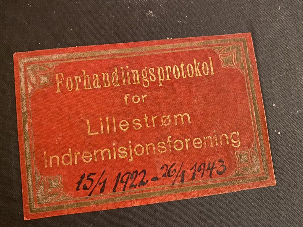 Bilde av forsiden av protokollen for Lillestrøm Indremisjonsforening 1922-1943