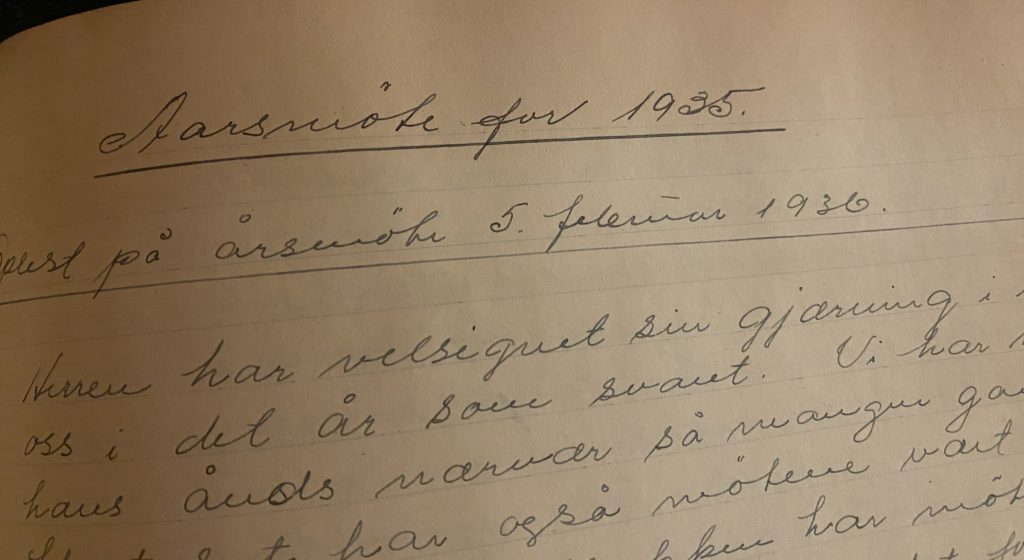 Bilde av årsberetning fra 1935 skrevet for hånd.